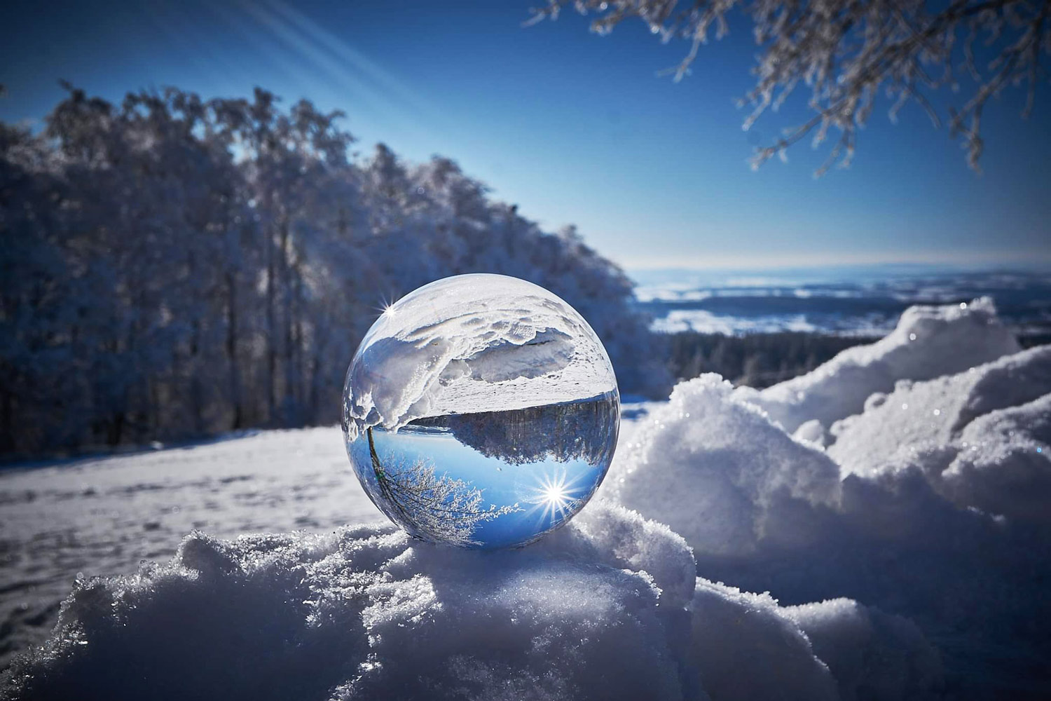 Supervision ist ein zusammengesetztes Wort aus dem Lateinischen super = über und videre = sehen. Supervision heißt somit frei übersetzt „Von-oben-Betrachtung.“
